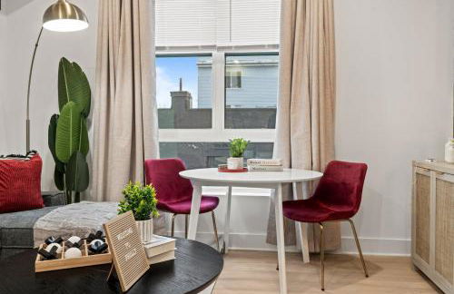 Charming LUXE 1BR, Free Parking, Kitchen and Laundry - Foto 13