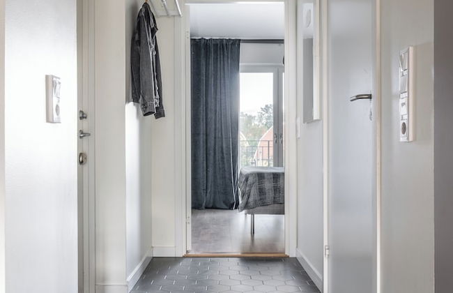 2 Bedroom Cozy City Apartment in Bromma - Photo 4