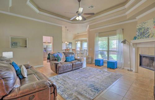 Unwind Fireside! Harker Family Retreat with Yard - Foto 1