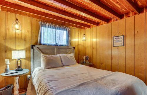 Less Than 1 Mi to Lake Cabin with Hot Tub in Greentown! - Foto 17