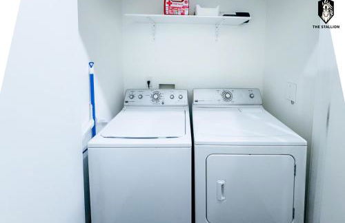 The Stallion #101 - 1BD Modern Loft with Private Patio - Walk to various attractions - Foto 16