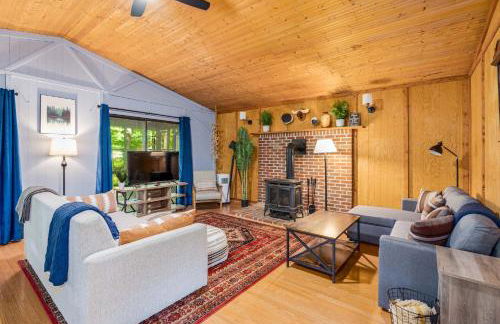 River Cabin w Hot Tub, Screened Porch & Fire Pit - Photo 9