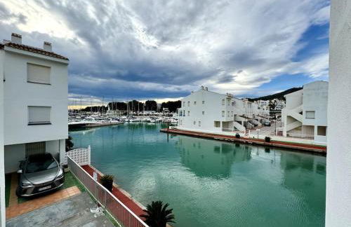 Luxury 2-Bed Marina Apartment - Photo 1