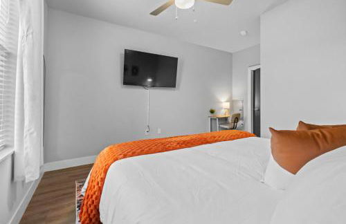 Modern King BR, Sectional, Pool, Gym, Near U of A - Foto 17