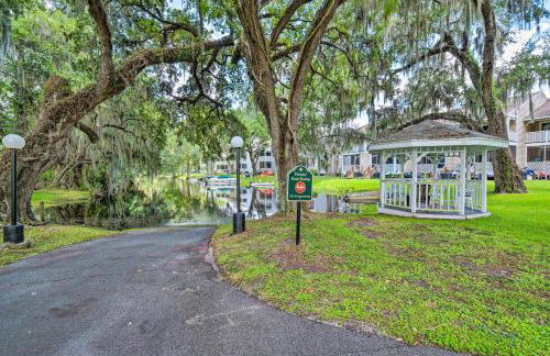 Old Florida Setting with Kayaks and Fishing Poles - Foto 24
