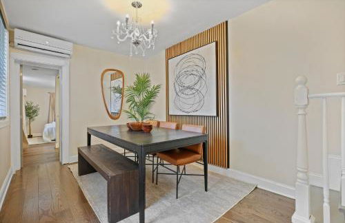 Charming 4BR with Private Patio and Historic Row Downtown - Foto 21