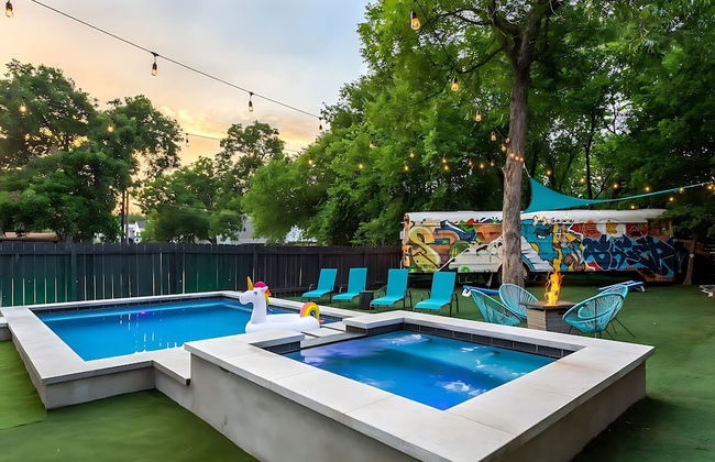 Pool Hottub Magic School Bus 5 Mins to Downtown - Photo 2