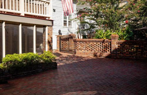 2 Blocks to riverfront | 48" Firepit | Turf Yard - Foto 11