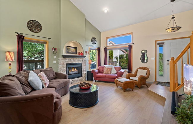 Parkside Gardens | Shady Private Yard W/ Hot Tub! - Foto 13