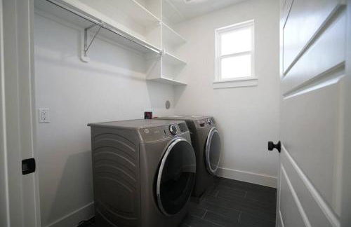 Pet Friendly Stylish 4 Bedroom home Close to All - Foto 14