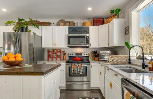 Bradford Group Getaway! Cabin with Deck and Fire Pit - Foto 10