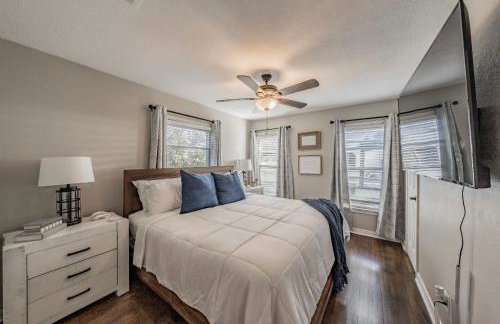 KING BED-Pet Friendly- Sleeps 7- Close to Everything-TCU-Magnolia-Cultural District-Hospitals-At&T Stadium - Foto 2