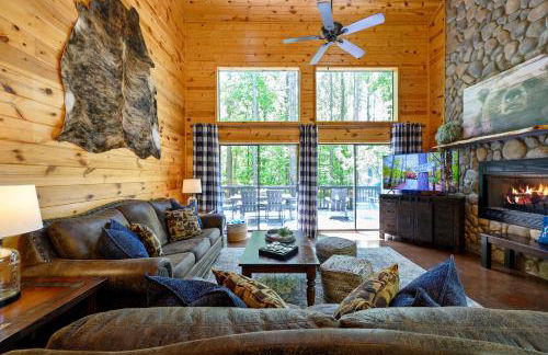 Hickory Bear - Cabin surrounded by pines, Sleeps 10, Hot Tub, Fire Pit, Arcade, Foosball Table & Deck Slide - Photo 10