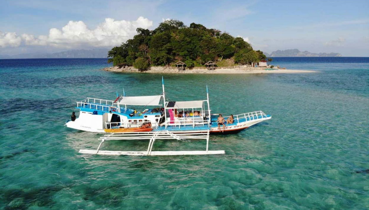 Island hopping boat tour from Coron