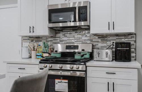 Entire Private Home with 3 Bedrooms 2 Bathrooms, Hot Tub, Garage, King Bed, Available Now - Foto 48