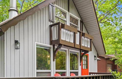 The Gingerbread House - 4 BR chalet, Sunroom, Deck, sleeps 10, modern amenities - Foto 16