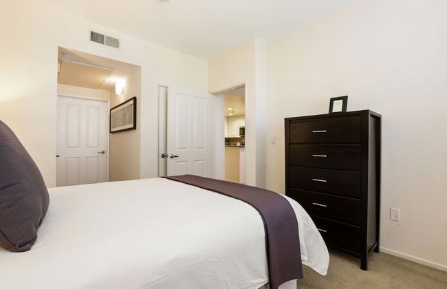 Global Luxury Suites at The Village - Photo 10