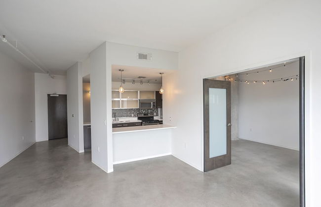 Unfurnished Condo | Amazing Layout with Balcony and In-building Storage Unit - Foto 27