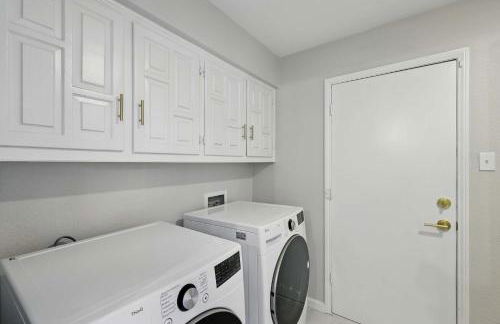 Spacious 5BR Getaway with Pool - Foto 57