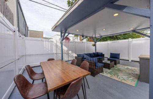 5BR 3BTH House, Steps to Bars, Dining, NYC Access with GameRm, Backyard with BBQ and Parking - Foto 13