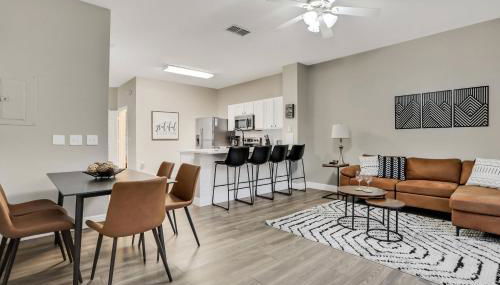 Elegant Townhome w Water Park near Disney Parks - Foto 4