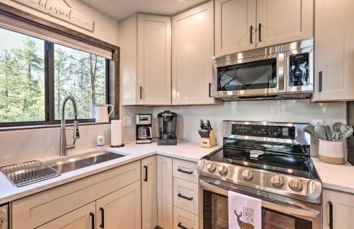 Wraparound Deck and Poker Room Cabin in Munds Park - Foto 11