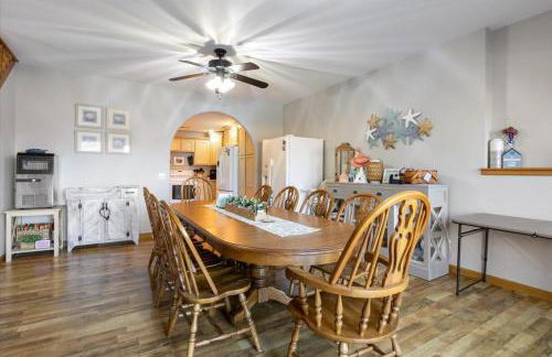 Lakefront Family Retreat w/ Views, Boat Slip - Foto 17