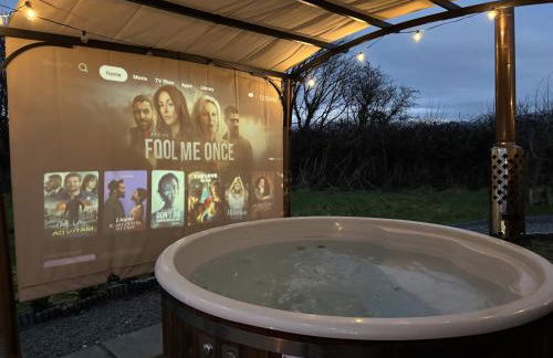 Luxury Hot Tub Glamping with Outdoor Cinema near Newborough Beach – Llanfair Hall - Foto 1