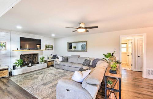 Townville Lake House with Private Dock, Kayaks! - Foto 5