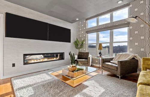 Iowa River Landing steps to Xtream Arena & Coralville Convention Center - Foto 3