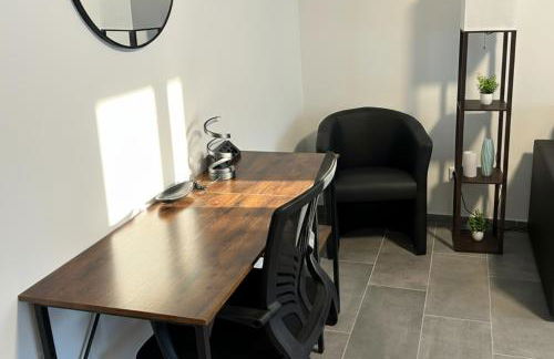 Spacious Apartment with Balcony - nearby Schlosspark - APOLONIAliving - Foto 16