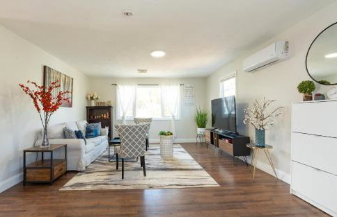 12BCozy 3BR Apartment with Koi Pond in Worcester - Foto 1