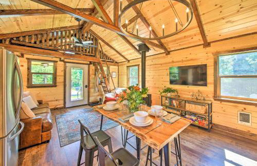 Rustic-Chic Woodland Hideaway with Hot Tub! - Foto 1