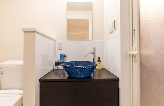 Mr.KINJO Miki24 in front of Makishi Station - Foto 16