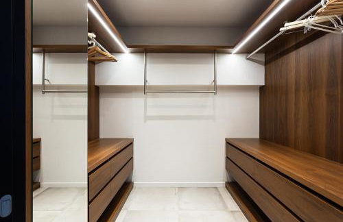 Montaigne - Sunlit Corner Penthouse with Balcony - Photo 10