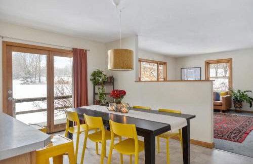 Smuggler's Notch Mountain House with hot tub & river - Foto 23