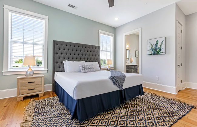 Chic 4 BR Condo - Large Pool - Perfect Location - Photo 8