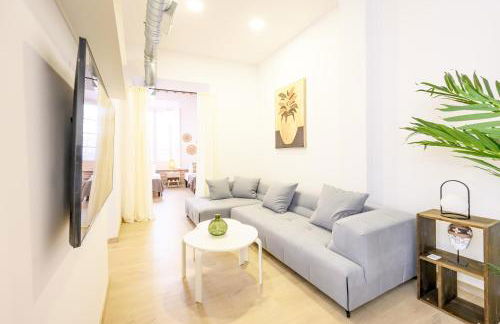 Modern 3 bedroom, city center with patio & high ceilings by 10ToSea - Photo 9