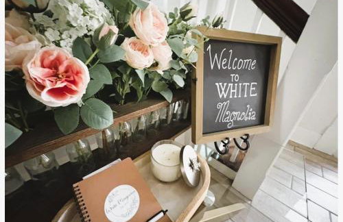 4BR Boutique Coastal Home, Walk to Beach and The Strand, Sleeps 10 - Foto 16