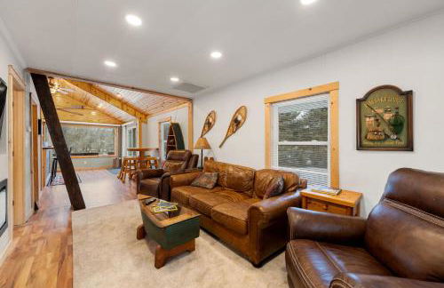 Cozy 3BR Cabin With Hot Tub on Nippersink Creek - Photo 11