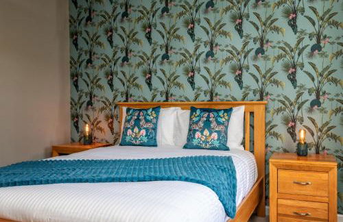 Central comfort and explore nearby cafes - Photo 17