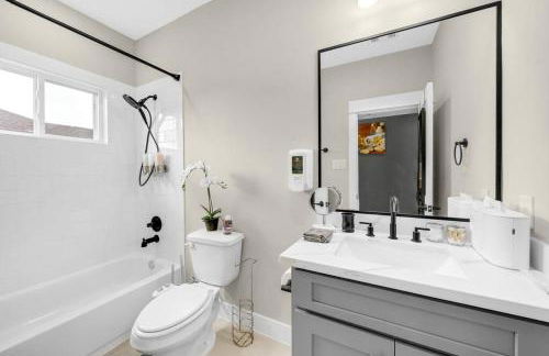 Gray Lux Hse 3BR 3 and half Ba MedCenter DownTWN HotTub - Photo 48