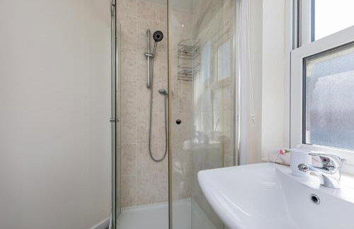 Spacious Luxurious Serviced Accommodation 6 - Photo 54