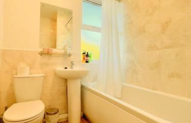 3 Bedroom House by Brookland Stays Serviced Accommodation Short Lets Leeds - Foto 14