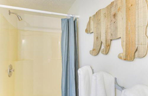 Spacious Garden City Townhome with Lake Views! - Photo 21