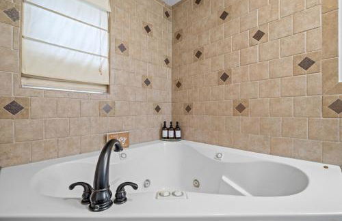 Pocono Lake Escape, includes Golf Cart, Firepit - Foto 23