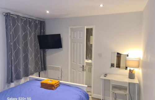 The Reading apartment with gardens, suitable for contractors - Photo 2