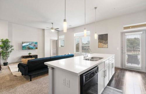 Spacious LUX 2BR 2B Unit in Austin with Pool! - Photo 26