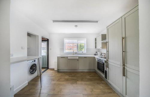 Cosy 3BR Home with Private Garden & Driveway - Foto 7