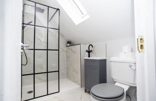 Central Telford Home - Sleeps 8 - Private Parking - Photo 6